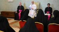 O Papa: no silêncio, cultivar a atenção e ser sensível à voz de quem é ignorado
