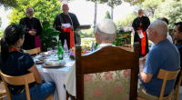 À mesa com os últimos: no encontro com o outro revela-se o rosto do Evangelho