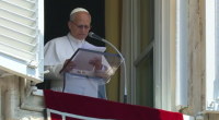 Papa: obcecados por ter e possuir, Jesus nos convida a abraçar a Cruz