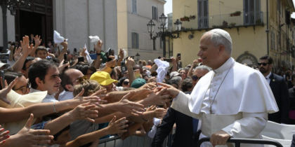 O Papa: a indústria do consumo envenena o coração. Deus nos abre à alegria