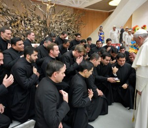 Papa pede aos sacerdotes que não sejam empregados do sagrado