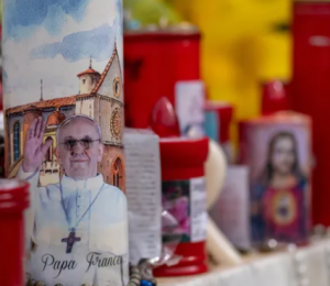Saúde do papa continua estável com pequenas melhoras, diz Santa Sé
