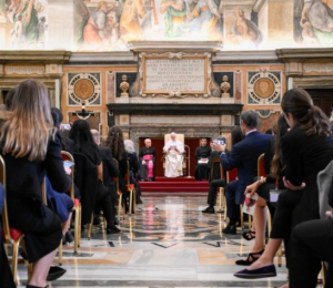 O Papa: a autoridade não se baseia em cargos e títulos, mas na liberdade de servir