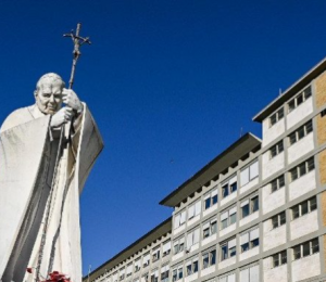 Papa Francisco dormiu a noite toda e mantém seu repouso