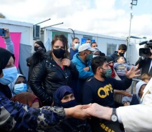 O Papa na Grécia: uma Igreja pobre para os pobres não com palavras, mas com gestos